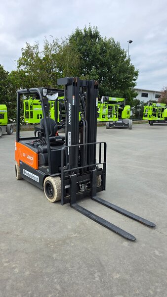 Electrostivuitor Doosan B20X-7 Plus 2to 4.75m triplex SS free lift48V 740Ah